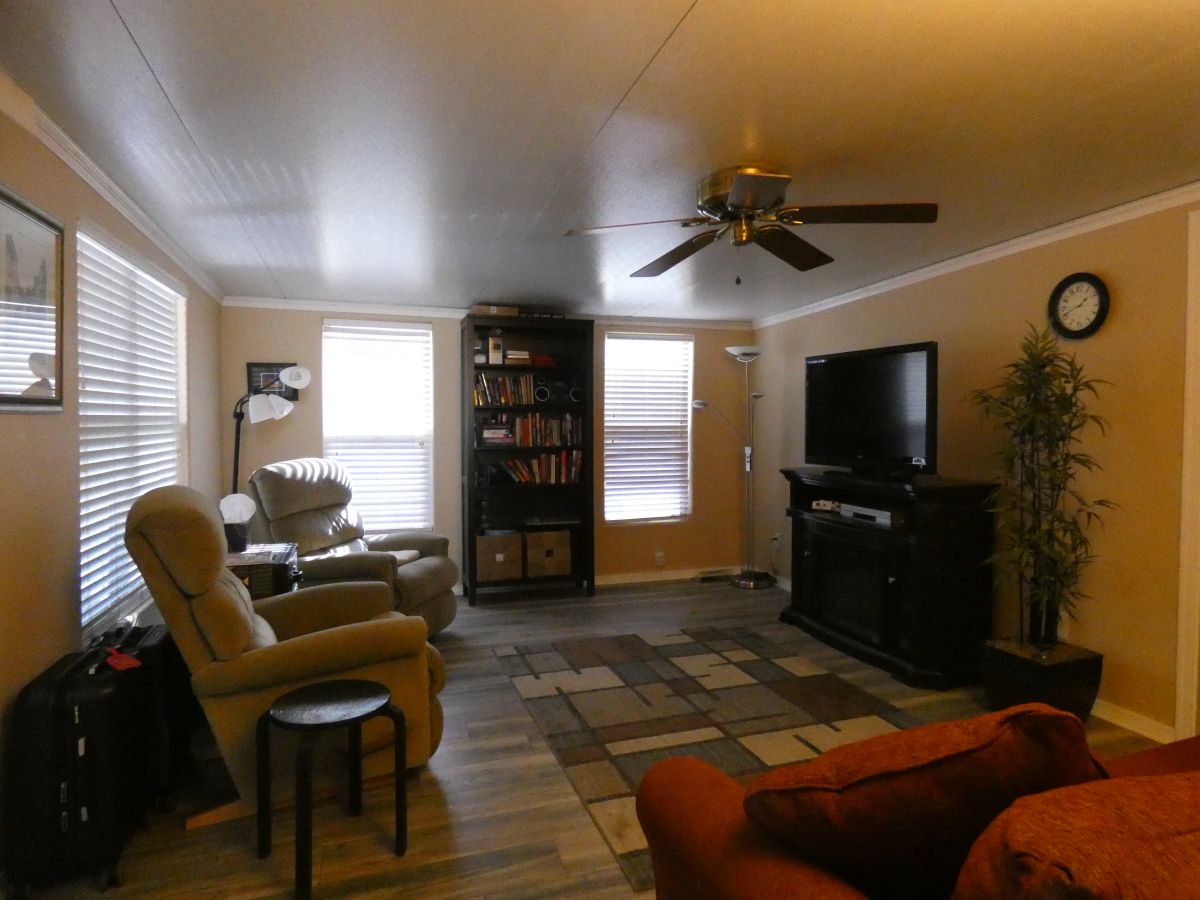 1110 North Henness Rd 936