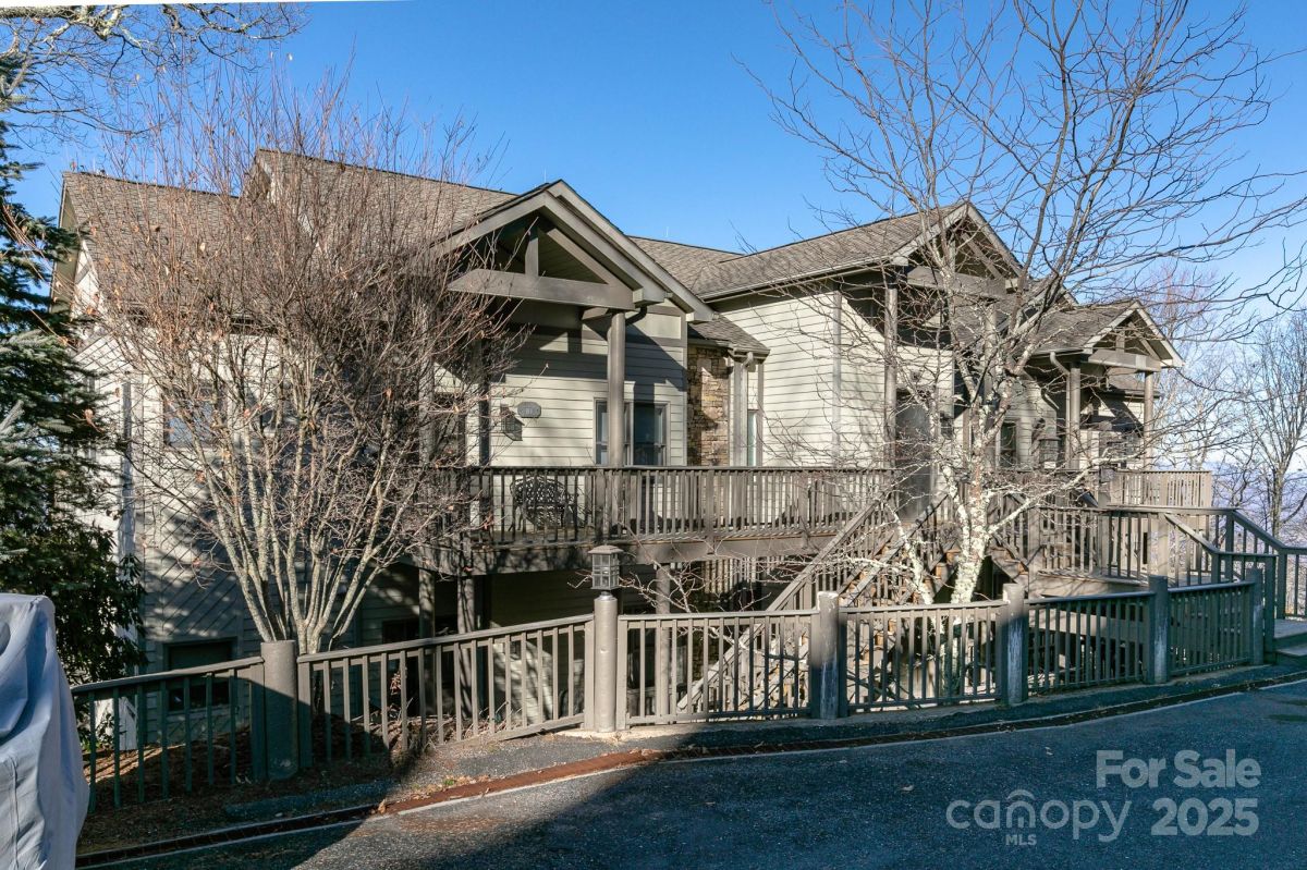 30 Club Villa Court
