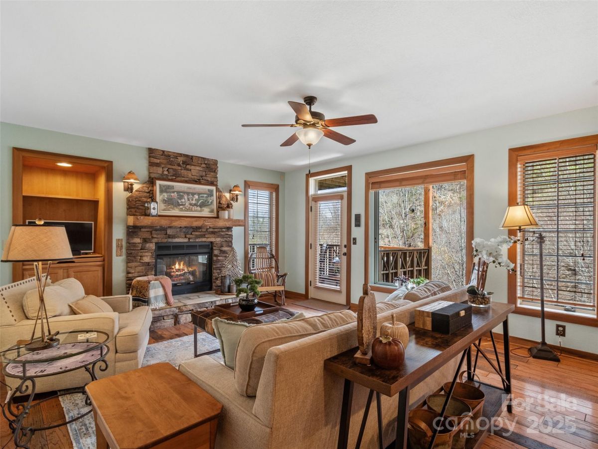 222 Creekside Way