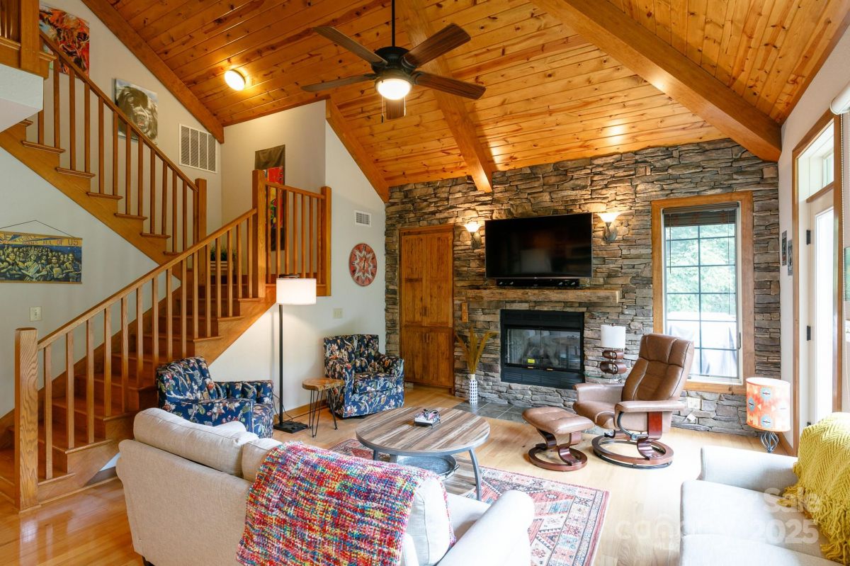 222 Creekside Way