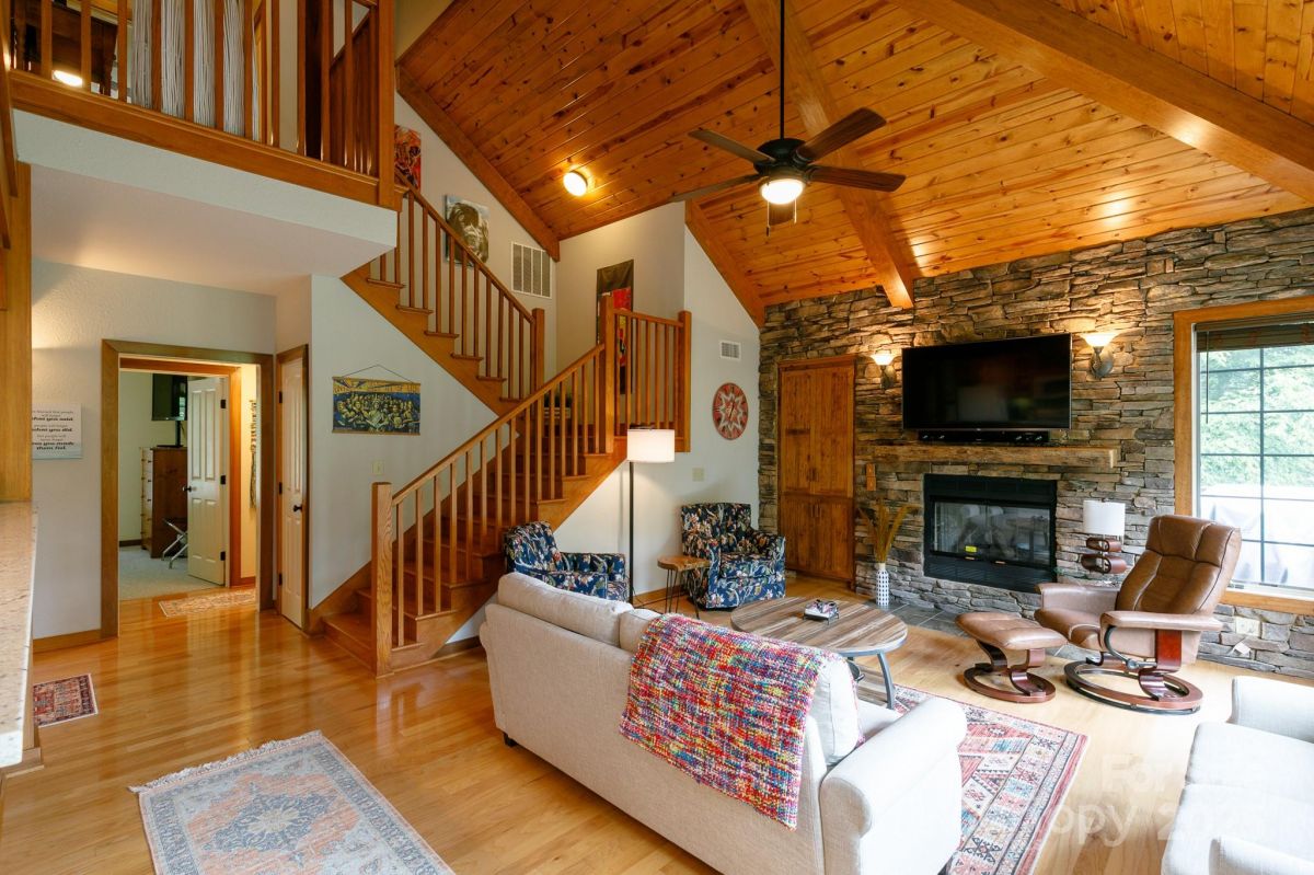 222 Creekside Way