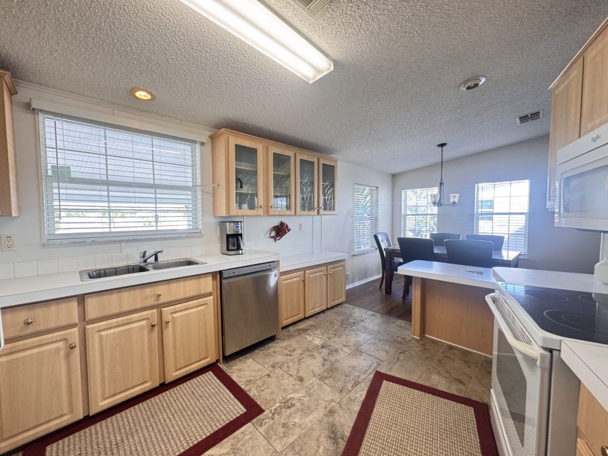 824 SE Governors Ave