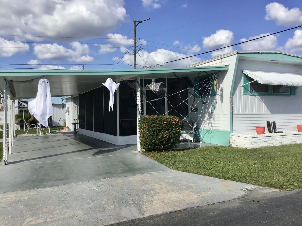 723 52nd Avenue Plaza W