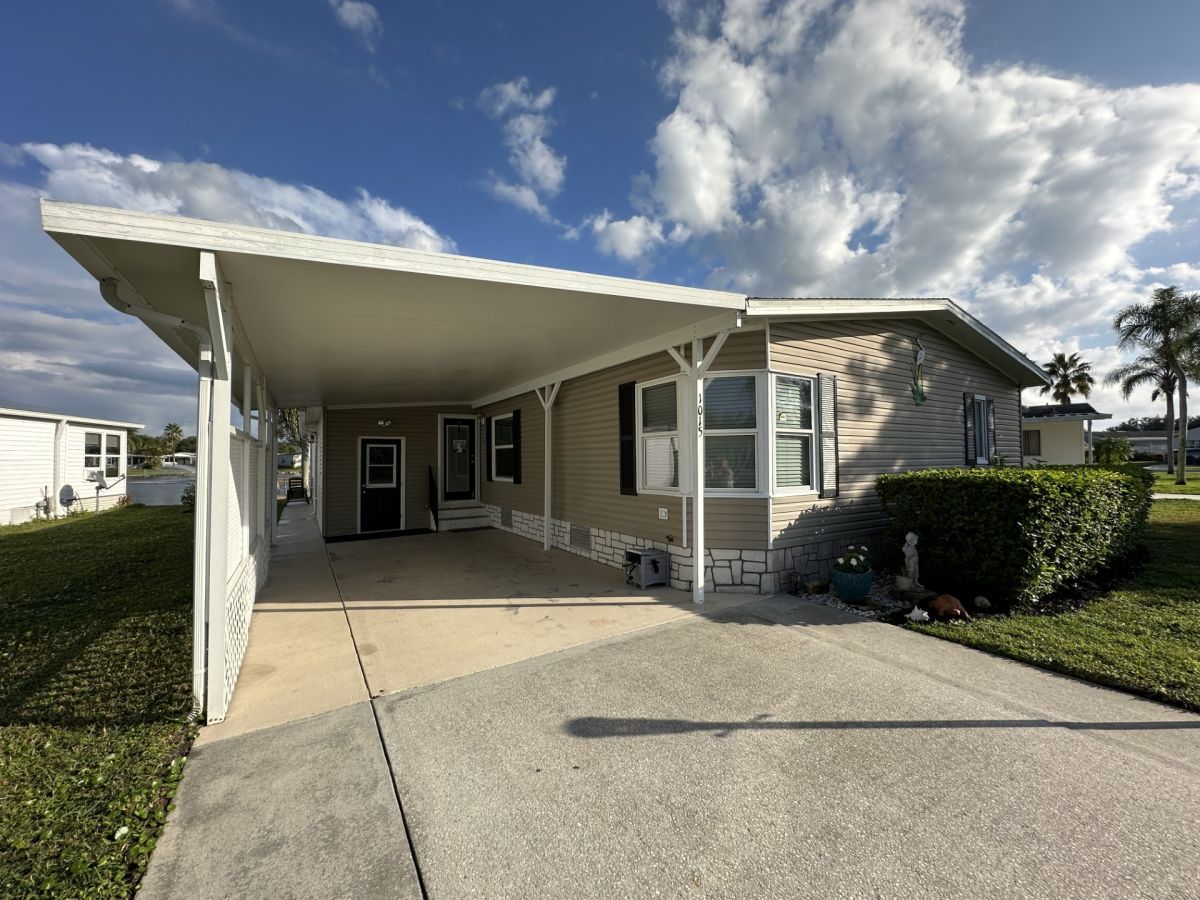 1015 WEST LAKEVIEW DRIVE