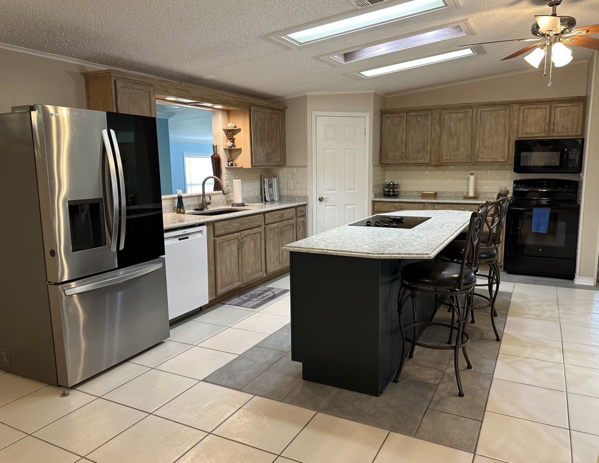 1015 WEST LAKEVIEW DRIVE