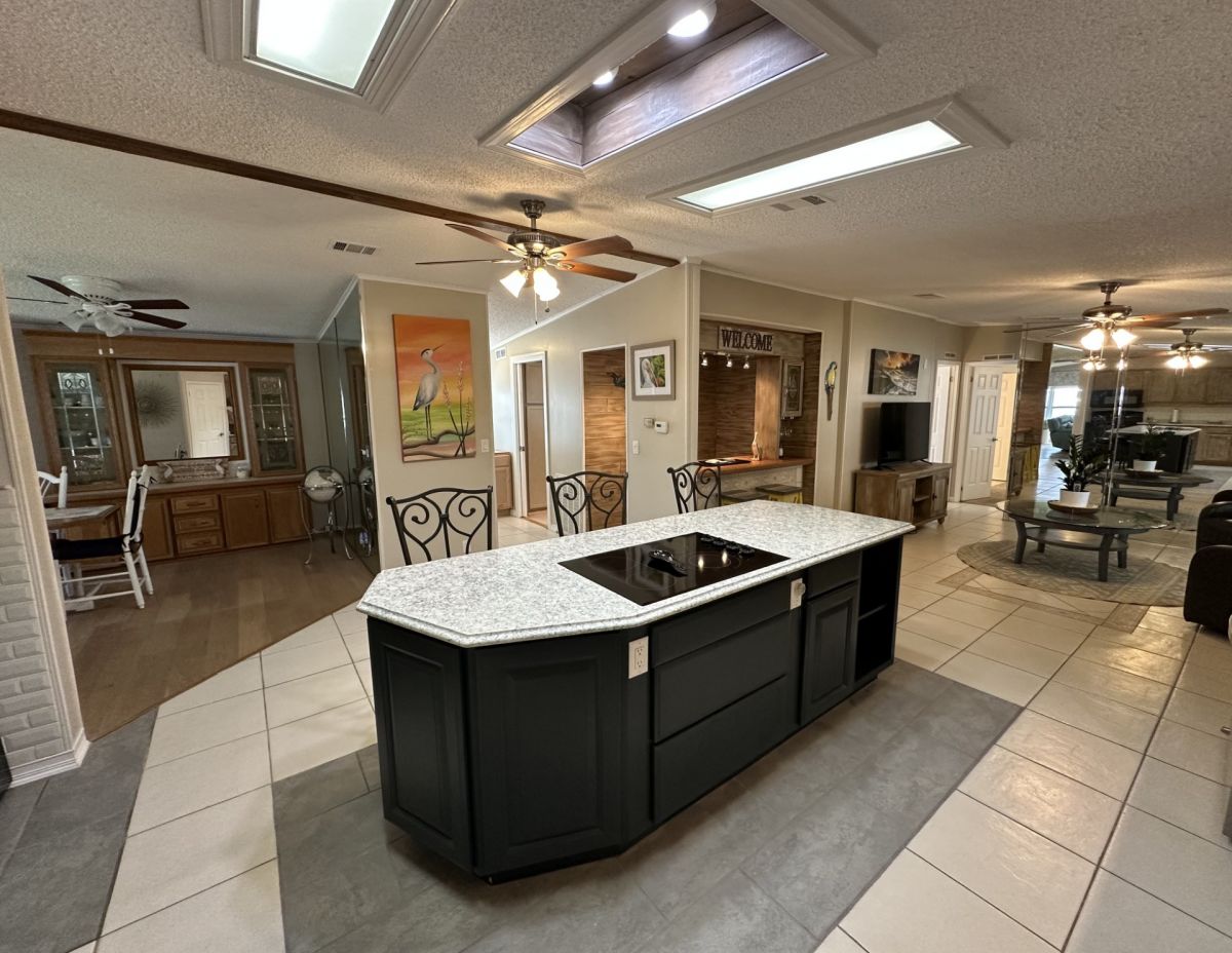 1015 WEST LAKEVIEW DRIVE