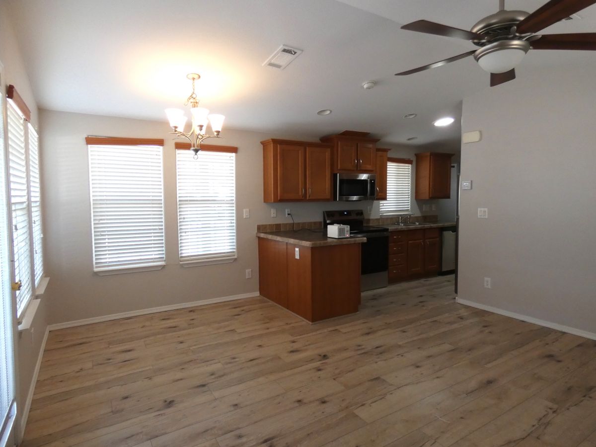 1110 North Henness Rd 1621