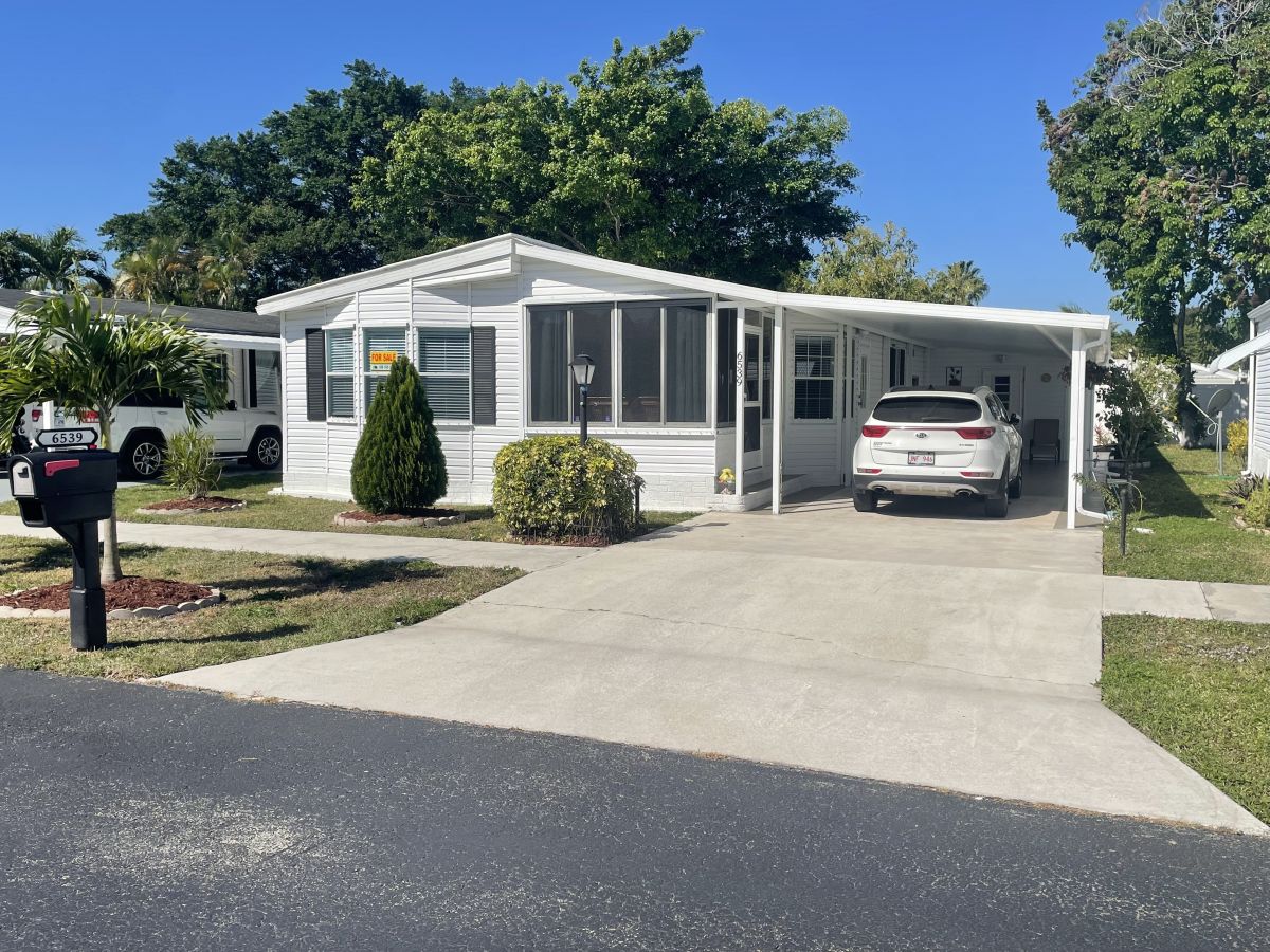 6539 NW 37th Ave
