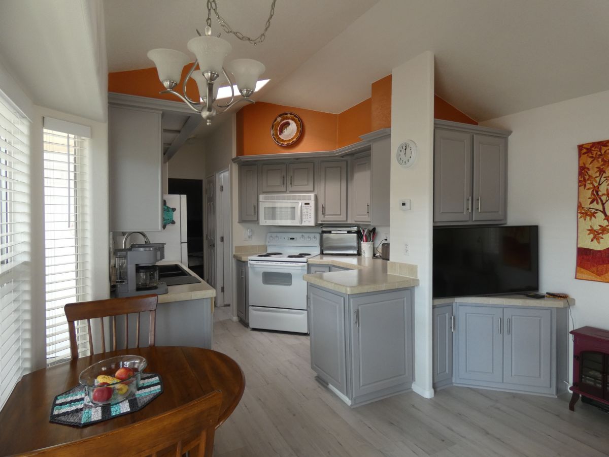 1110 North Henness Rd 1081