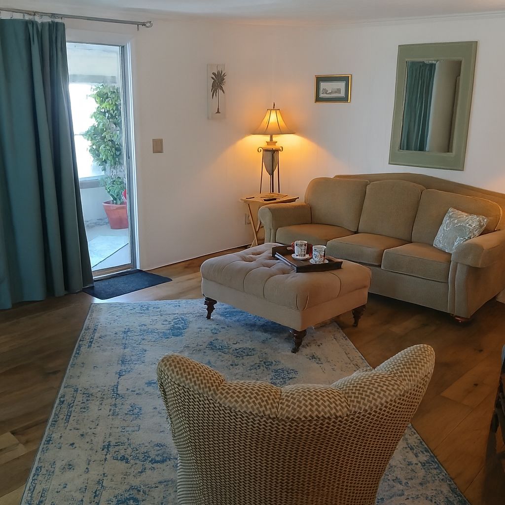 808 52nd Avenue Plaza W