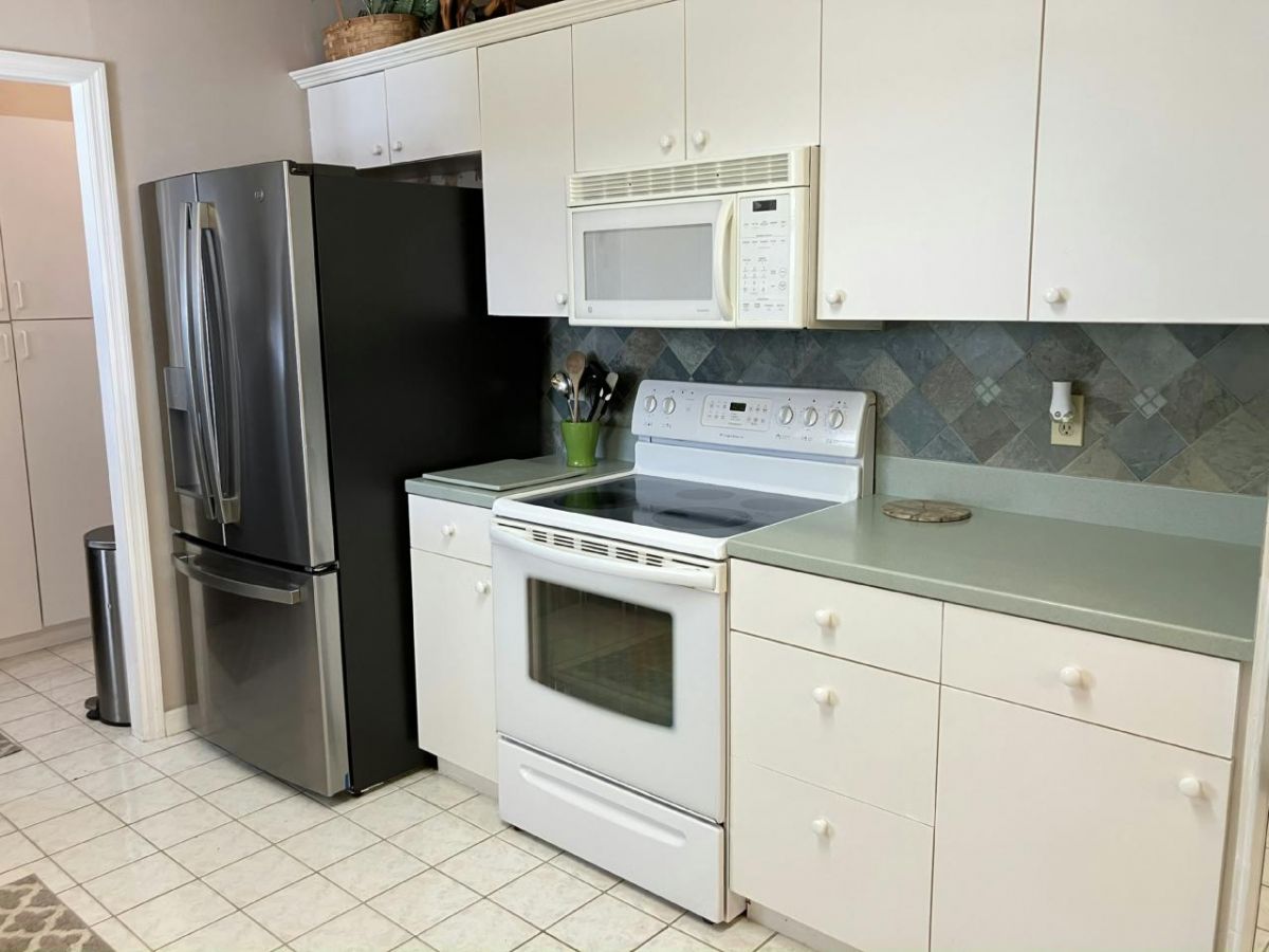 2049 WARWICK HILLS DR.