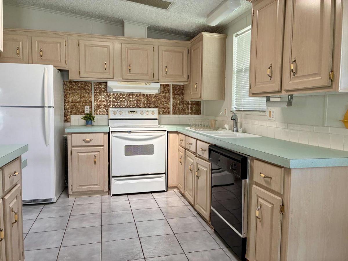 7074 SE YELLOWOOD LA