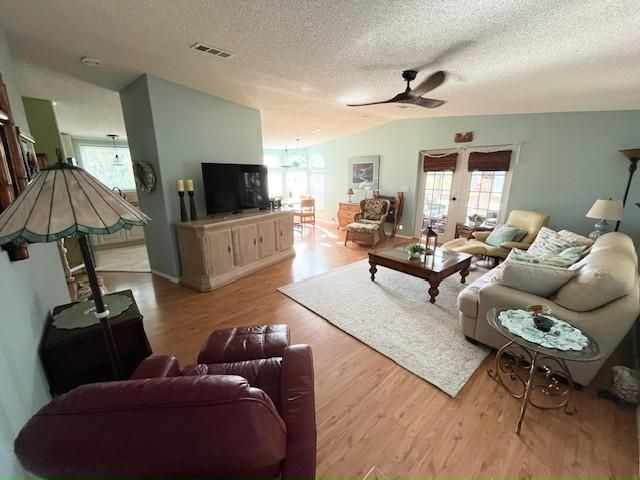 6103 Avenida Las Colinas