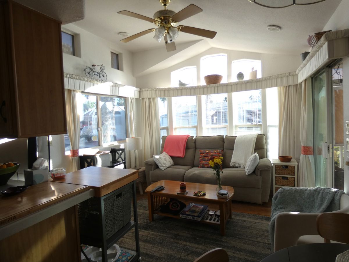 1110 North Henness Rd 1076