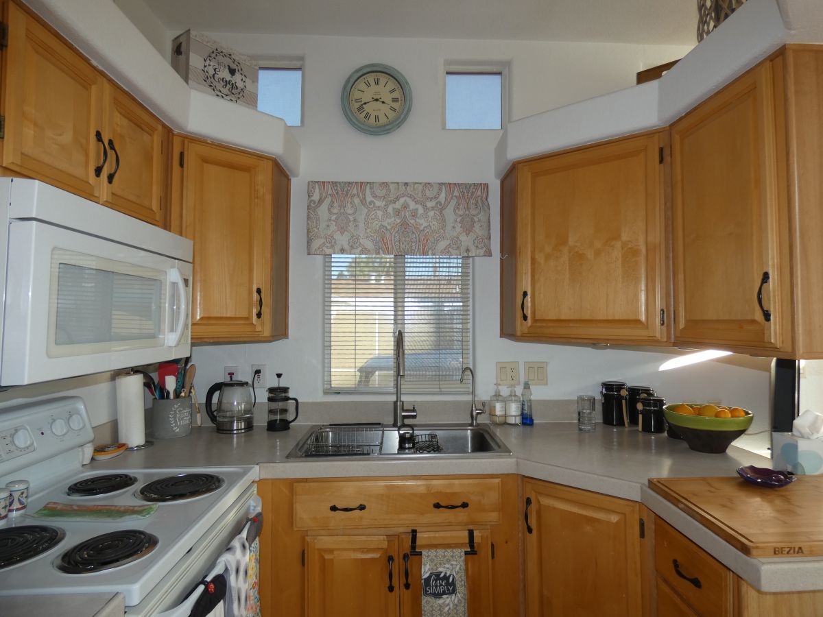 1110 North Henness Rd 1076