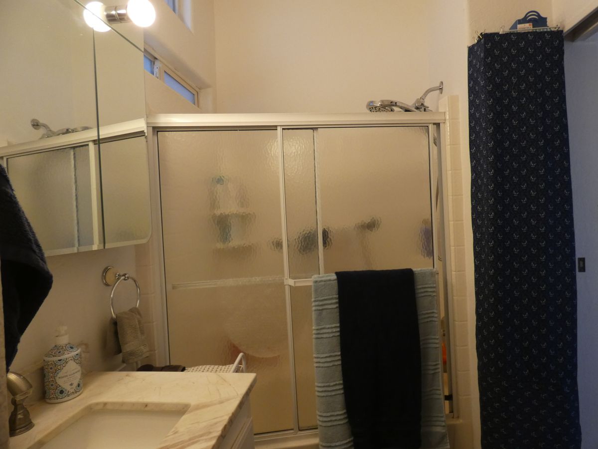 1110 North Henness Rd 1076