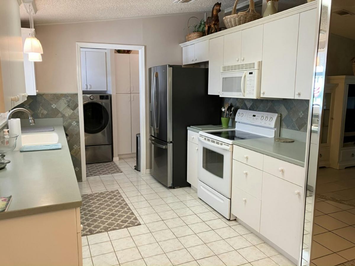 2049 WARWICK HILLS DR.