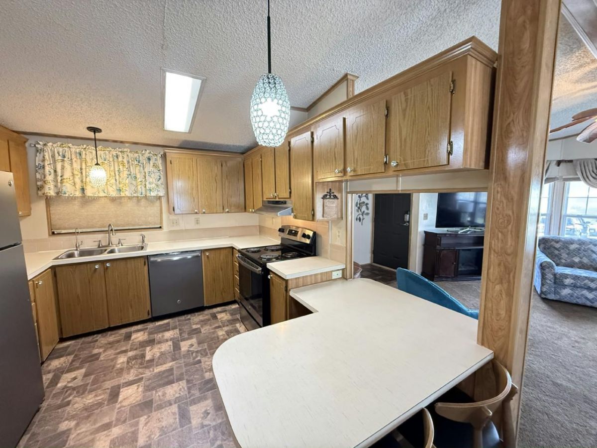 2077 WARWICK HILLS DR.