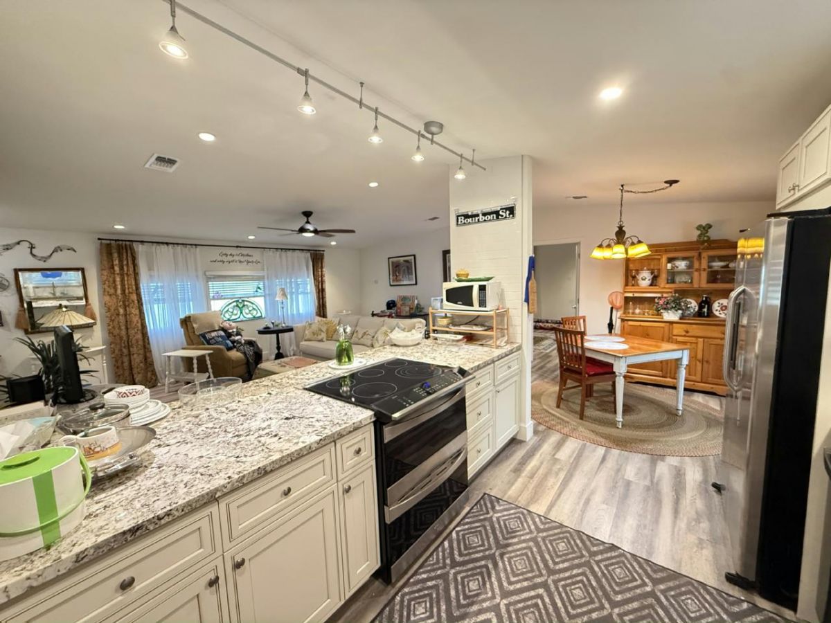 1957 WARWICK HILLS DR.