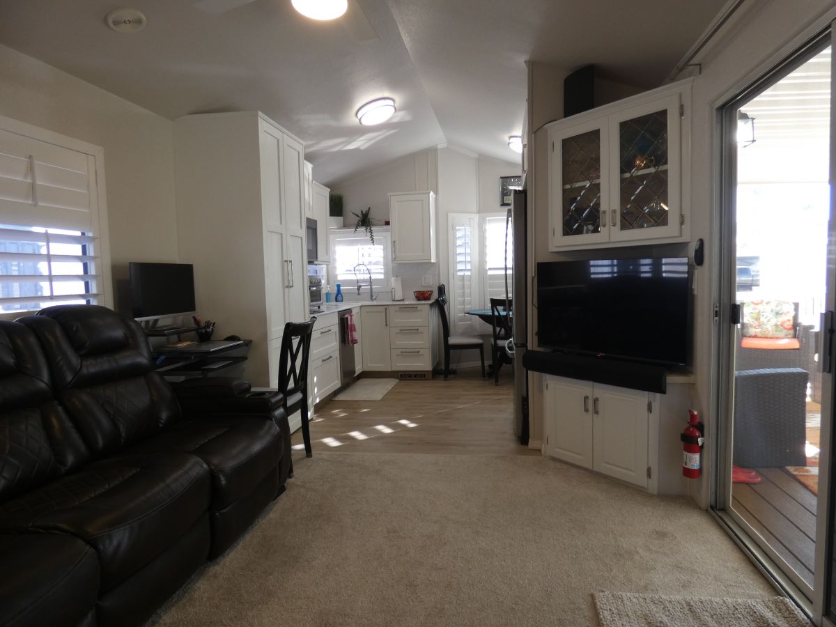 1110 North Henness Rd 934