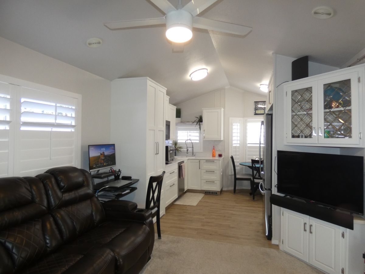 1110 North Henness Rd 934