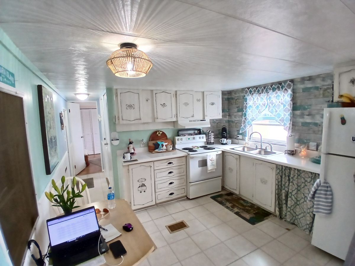 916 52nd Avenue Lane W