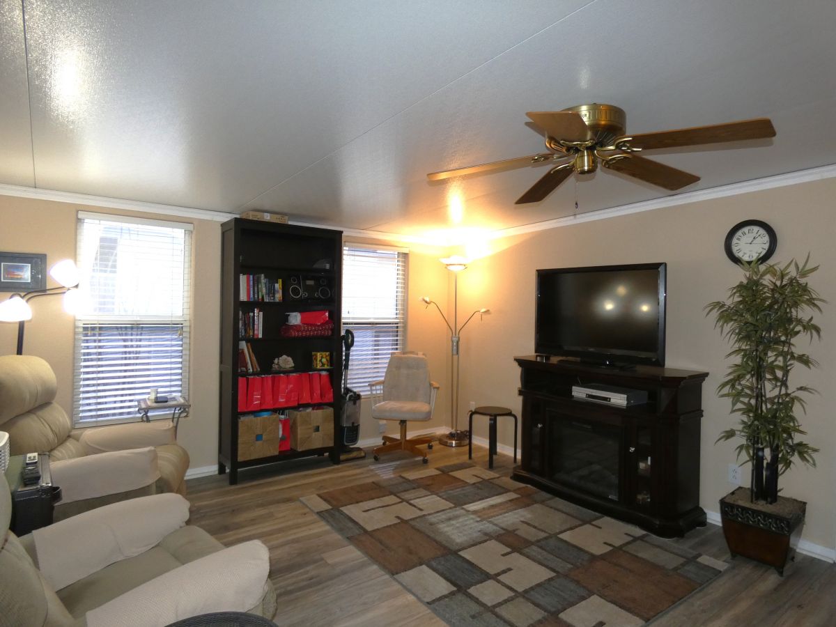 1110 North Henness Rd 936