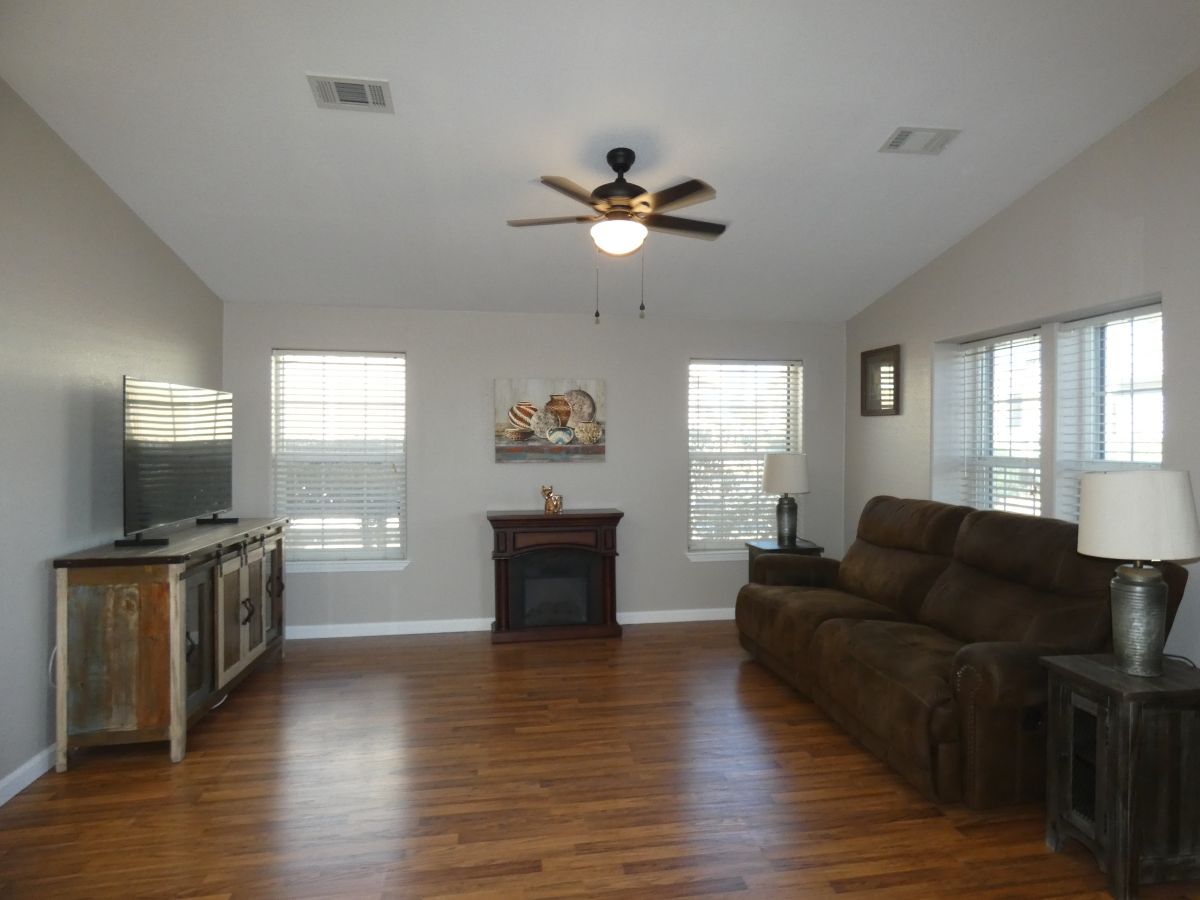 1110 North Henness Rd 1128