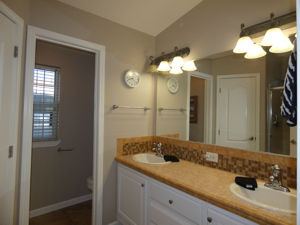 1110 North Henness Rd 1128