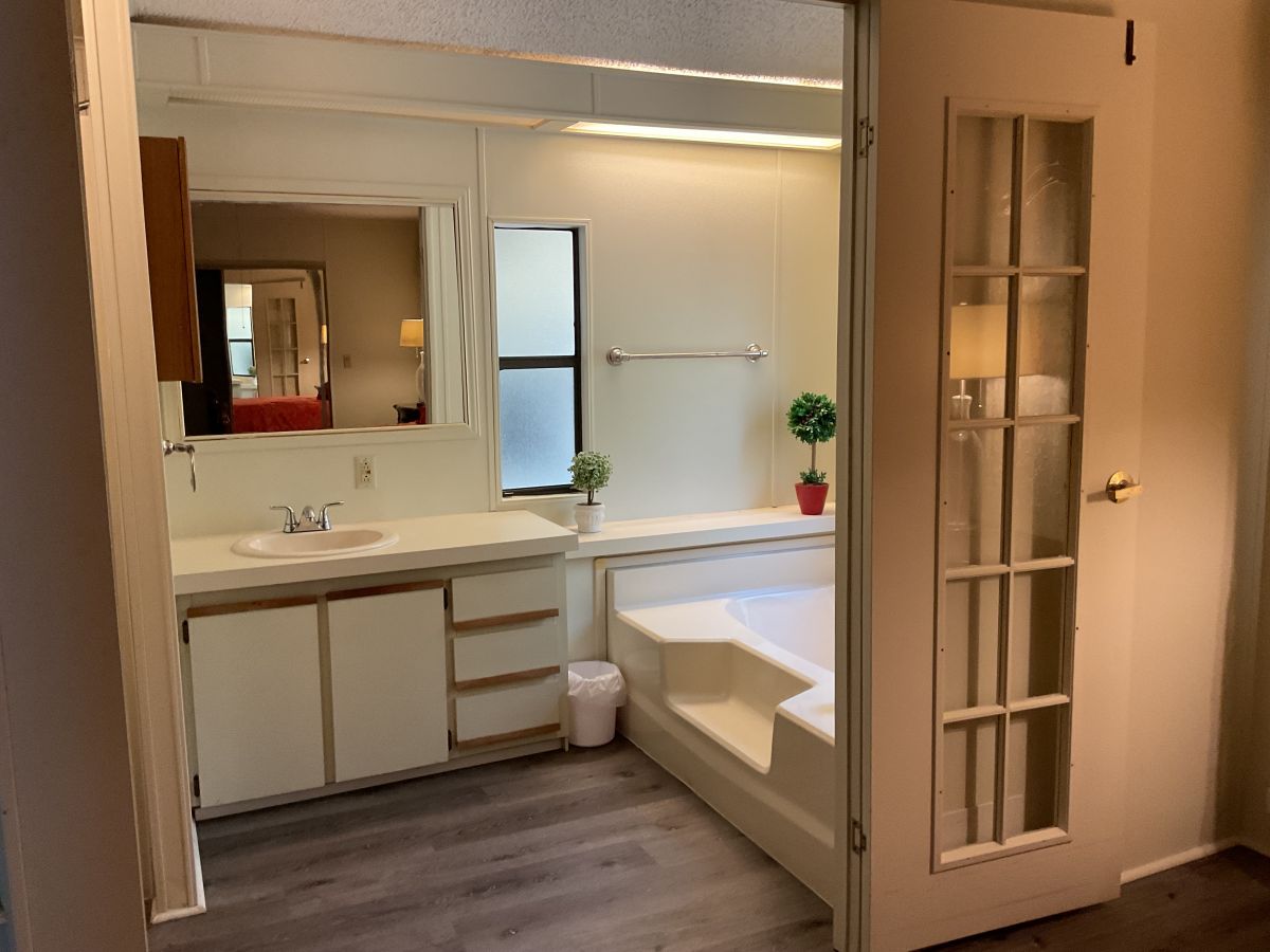 15434 LAKESHORE VILLA CIRCLE