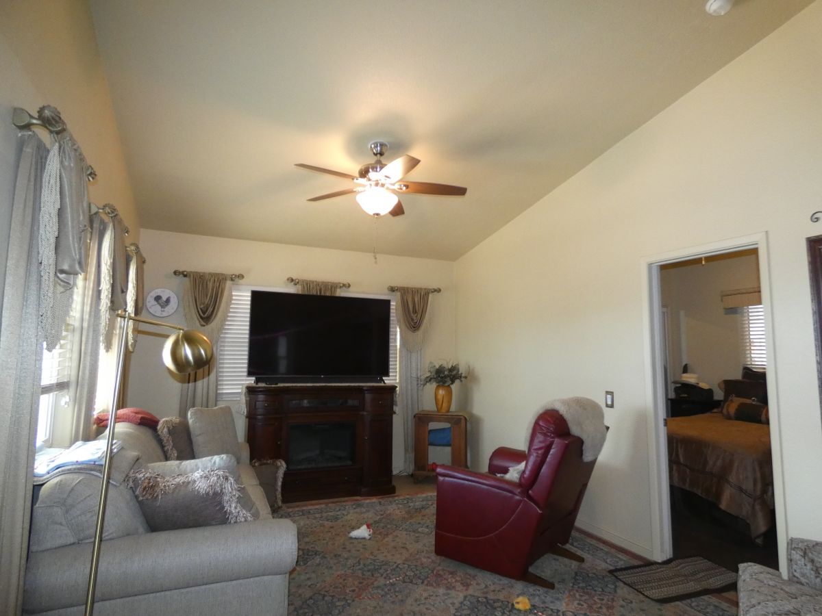 1110 North Henness Rd 1568