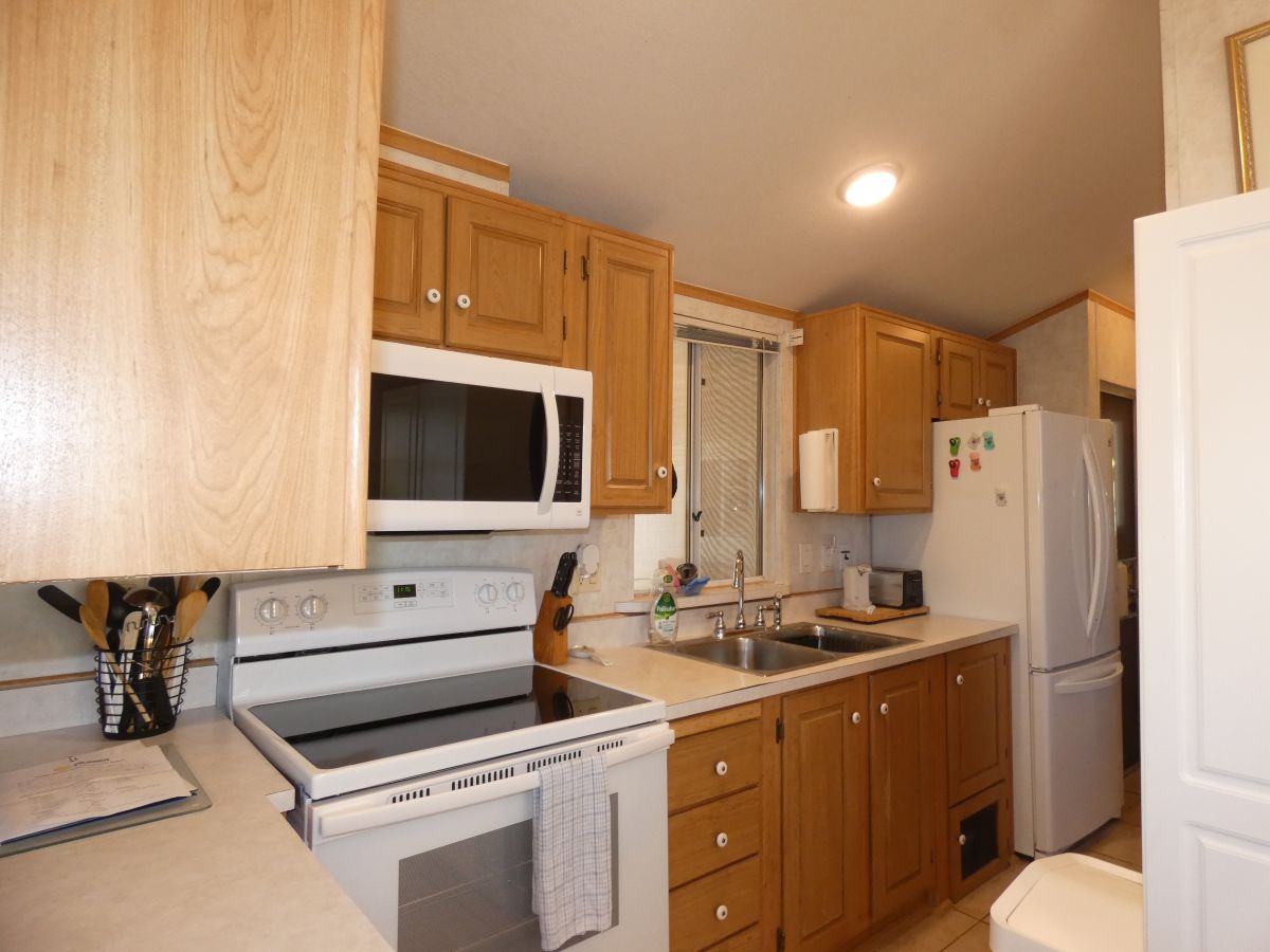 1110 North Henness Rd 1096