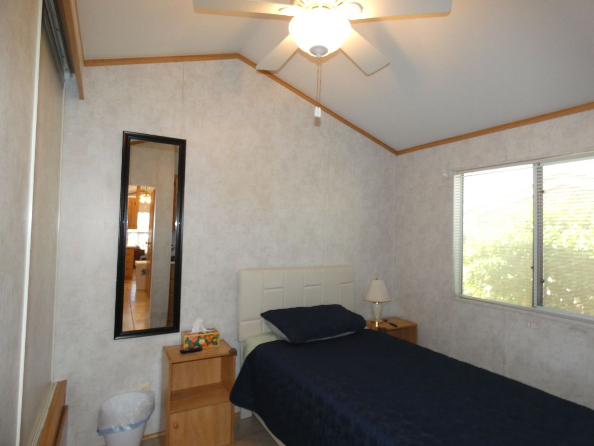 1110 North Henness Rd 1096