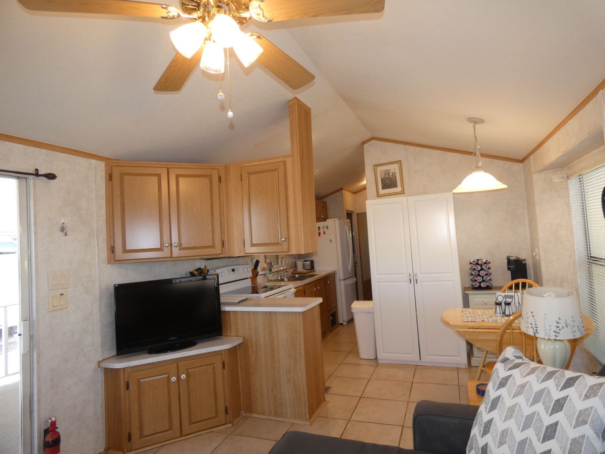 1110 North Henness Rd 1096