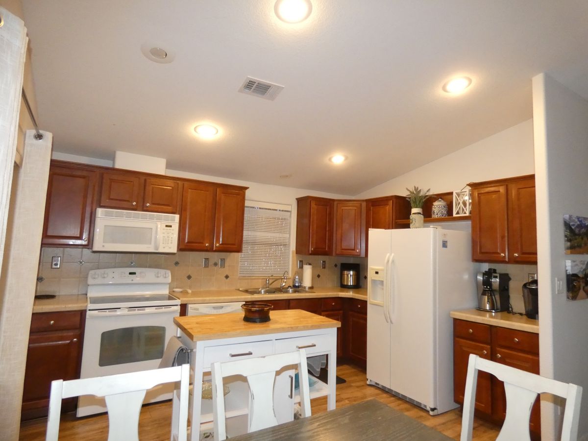 1110 North Henness Rd 1275