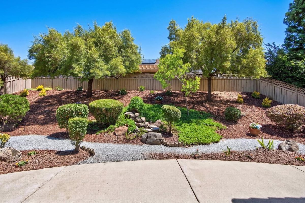 2209 Lamplight Lane