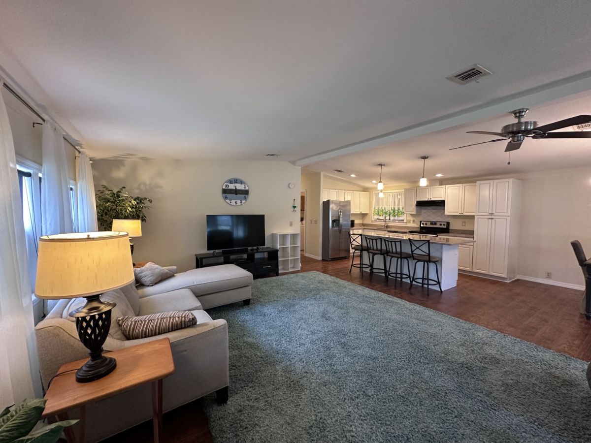 2205 EAST LAKEVIEW DRIVE