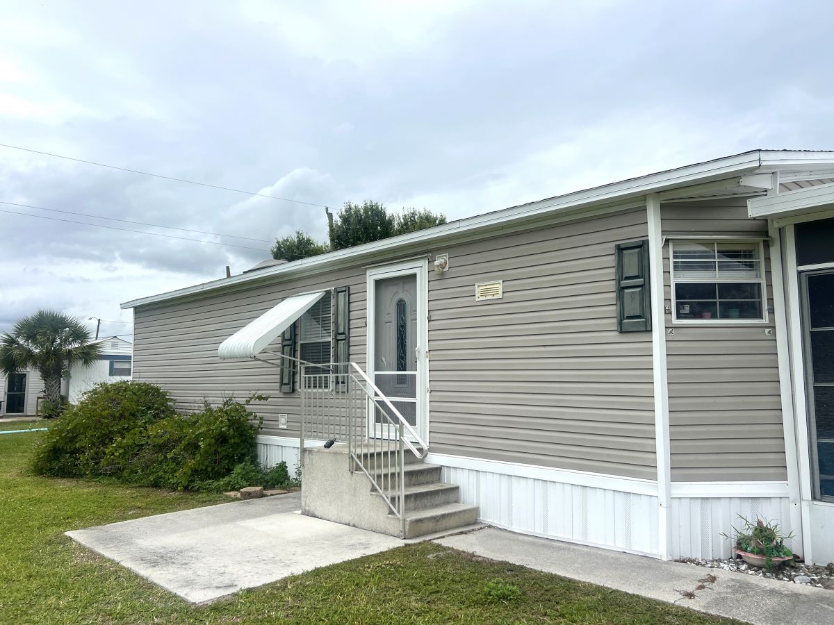 4101 Iola Ave.