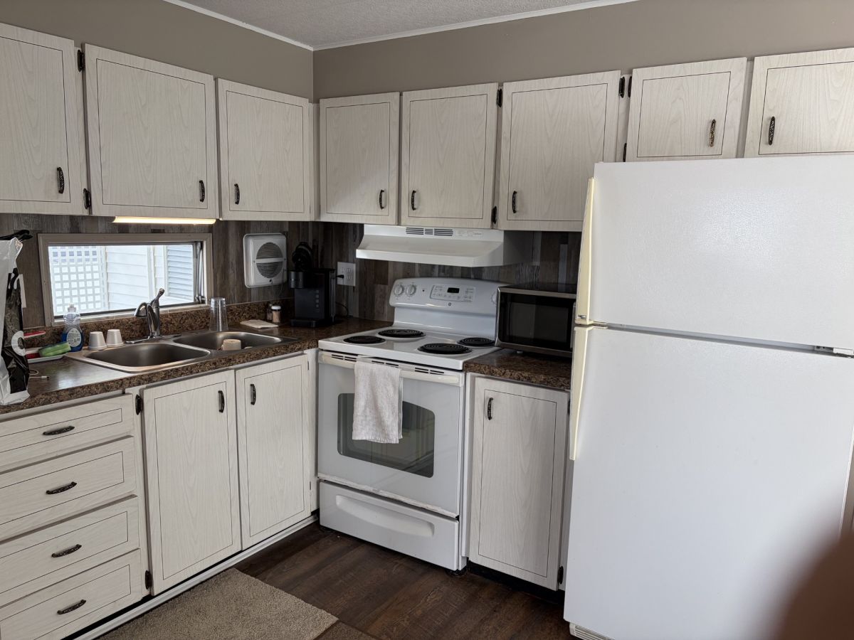 3025 Saralake Blvd.