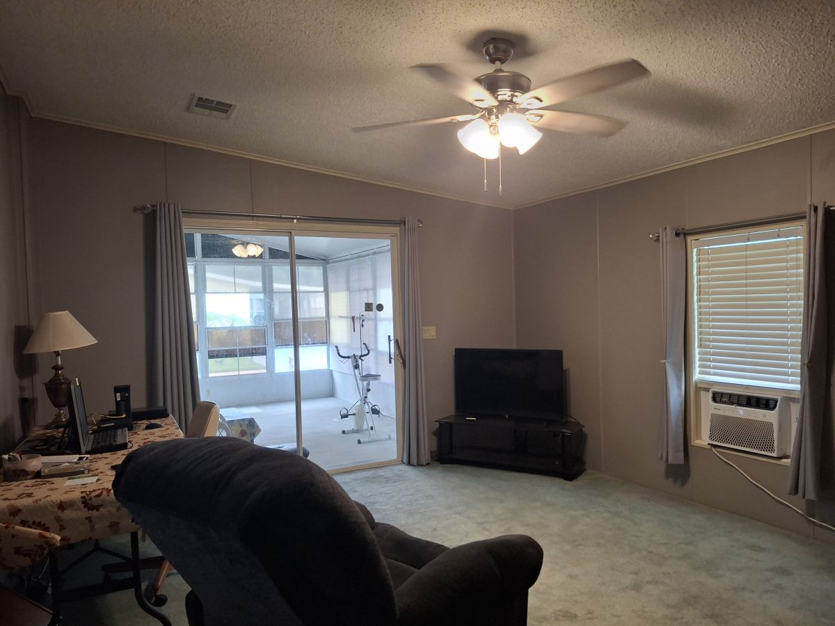 1000 Walker St 43