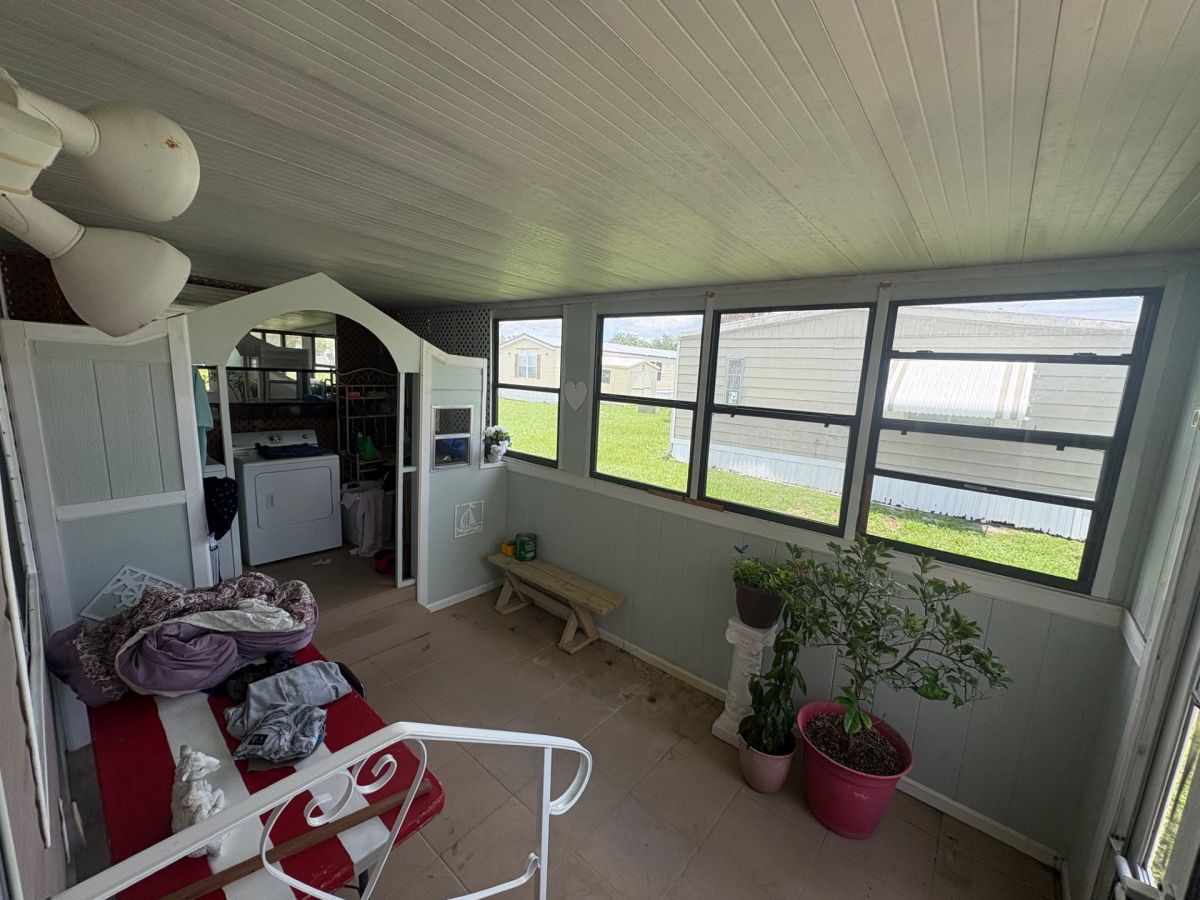 825 Holiday Court