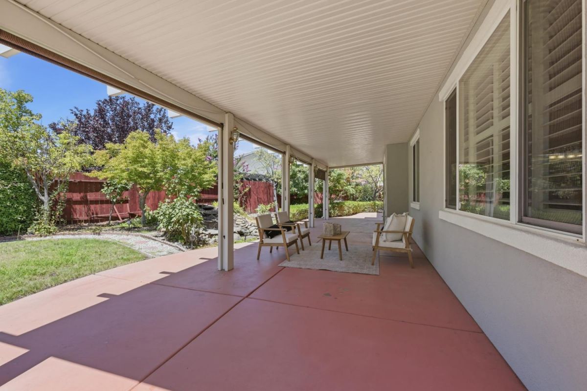 2048 Benton Loop