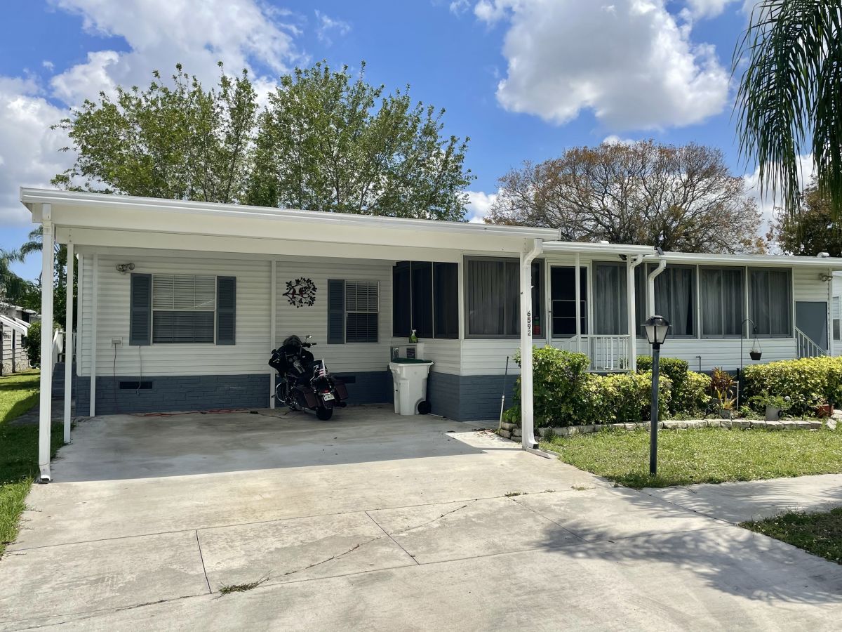 6592 NW 35th Ave