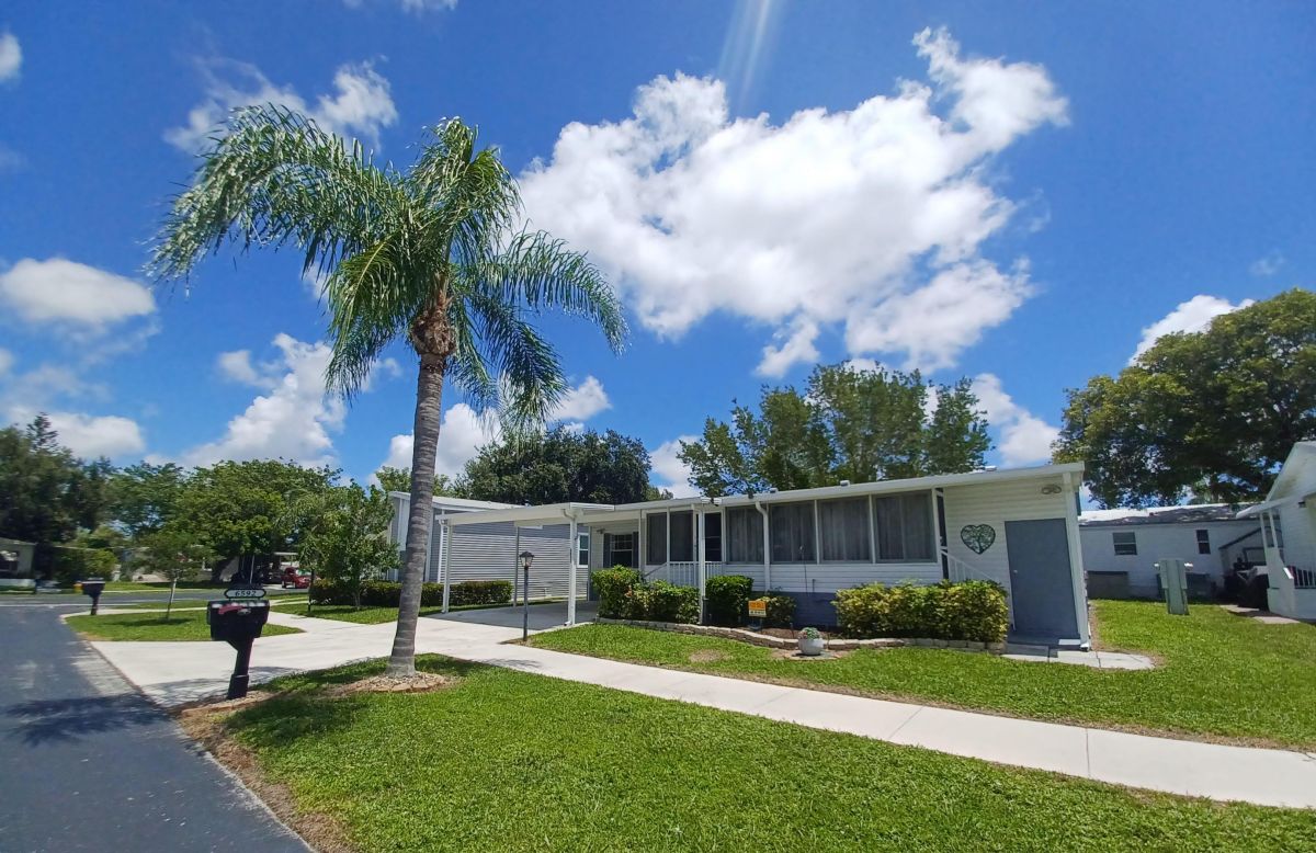 6592 NW 35th Ave