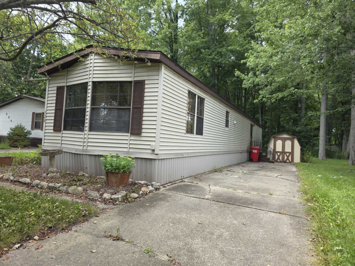 328 Ashwood Avenue