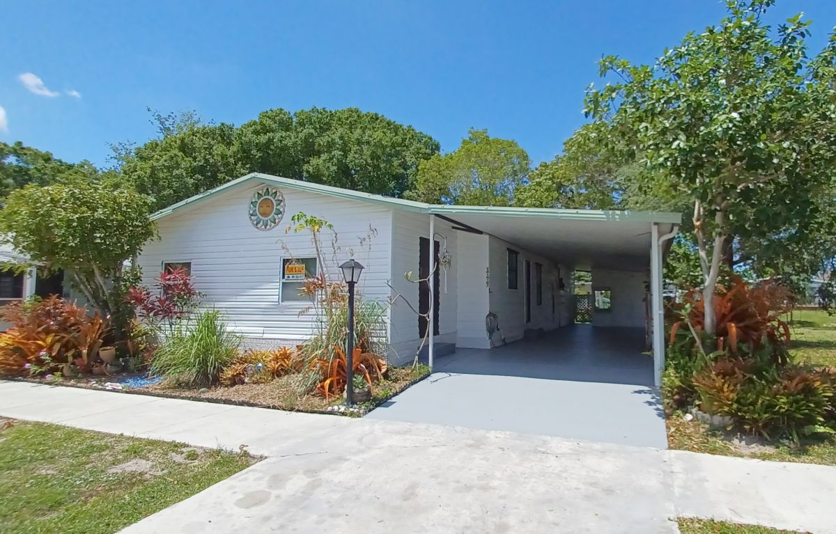 6523 NW 36th Ave