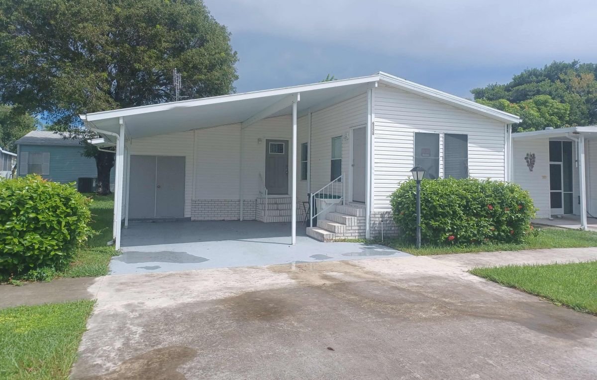 6558 NW 34th Ave