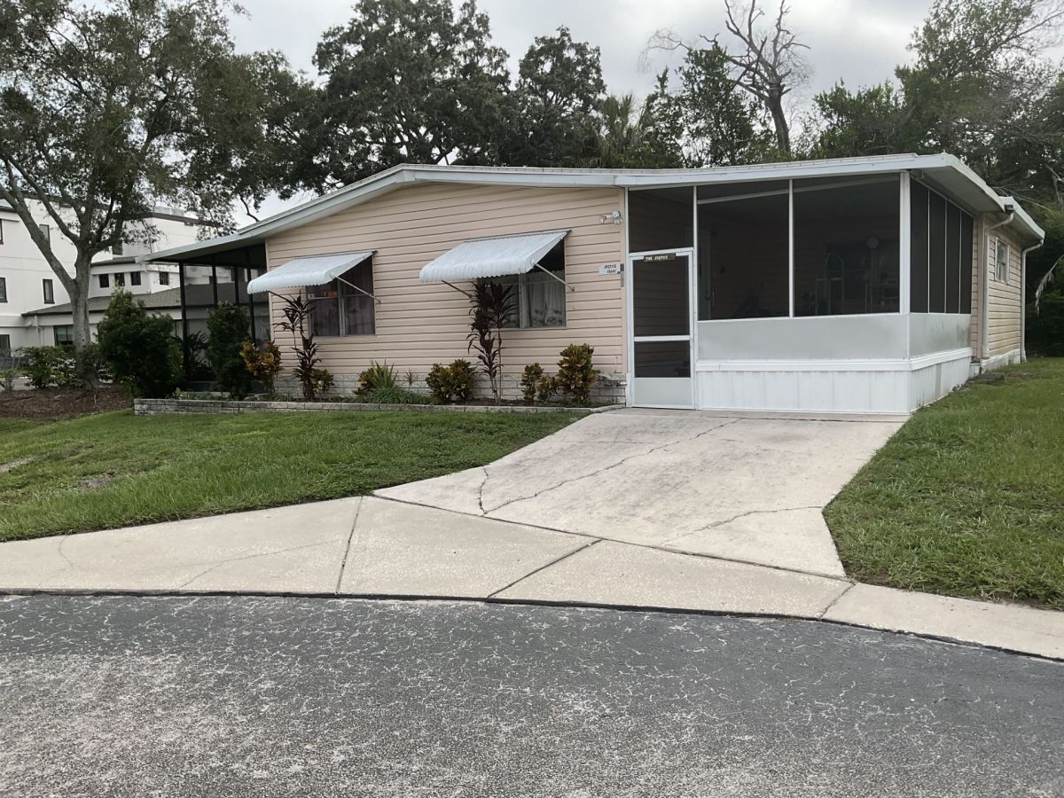15607 LAKESHORE VILLA LOOP