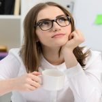 Procrastinação produtiva existe? Entenda os riscos desse comportamento