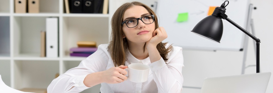 Procrastinação produtiva existe? Entenda os riscos desse comportamento